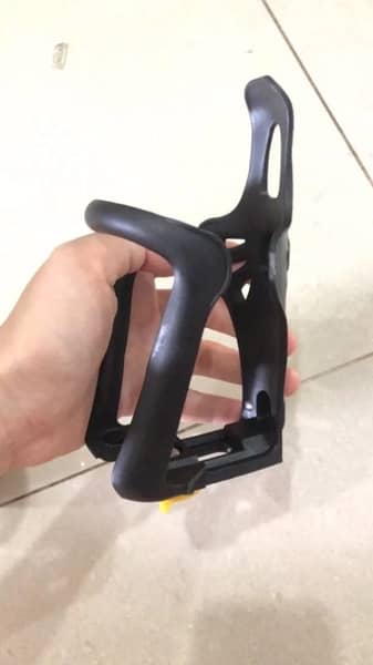 Giá đỡ bình nước nhập khẩu cho xe đạp có ưu điểm gì so với hàng nội địa?